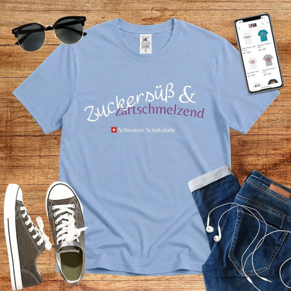 T-Shirt in Sky Blue mit Zuckersüß &amp; zartschmelzend mit Schriftzug Zuckersüß &amp; Zartschmelzend Schweizer Schokolade