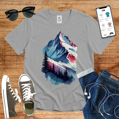 T-Shirt in Sport Grey mit Wasserfarben-Bergmotiv mit Tannenbäumen im Vordergrund