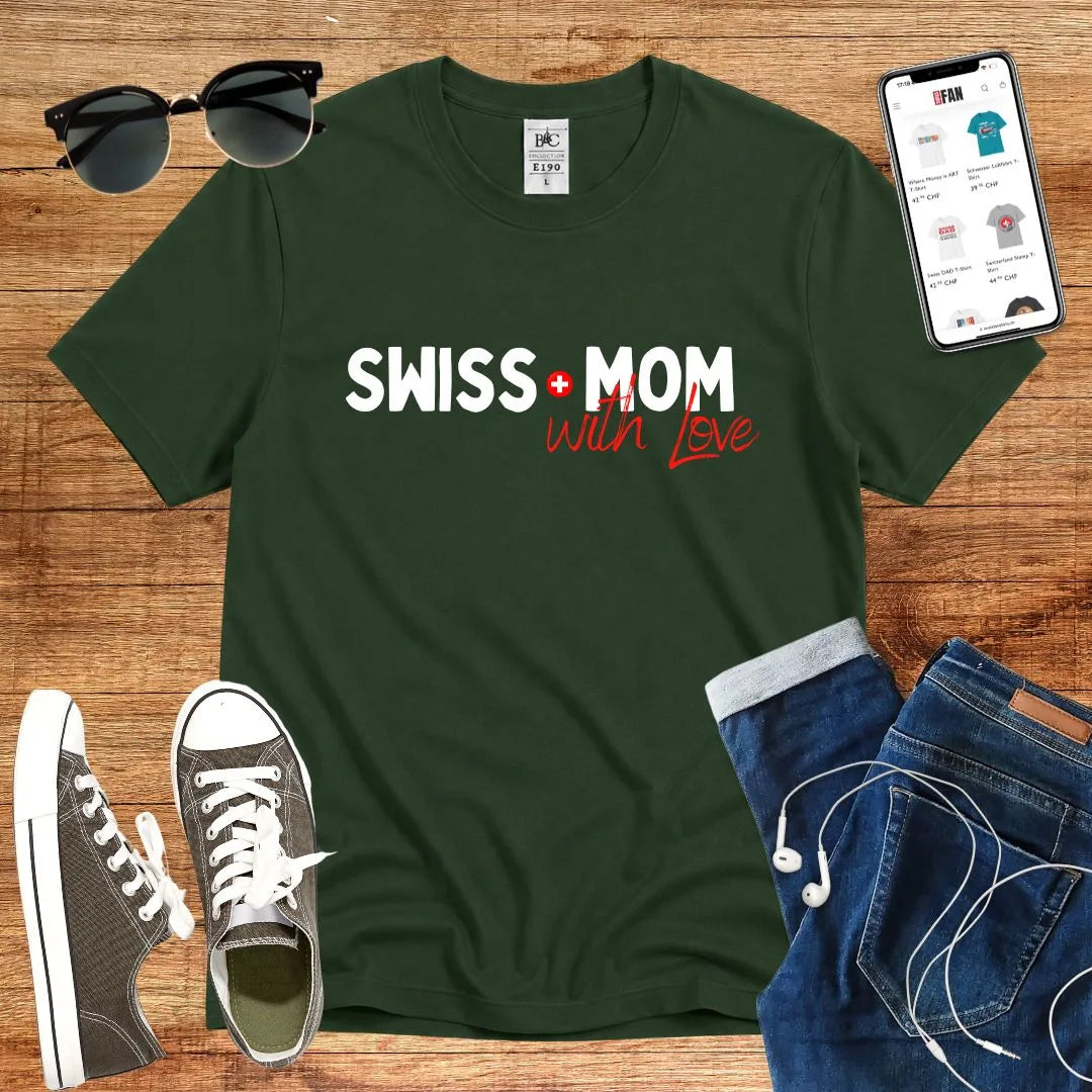 T-Shirt in Bottle Green mit Schriftzug „in Rot“ und Rosa mit Schriftzug „SWISS MOM with LOVE“