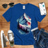 T-Shirt in Royal Blue mit Wasserfarben-Bergmotiv mit Tannenbäumen im Vordergrund