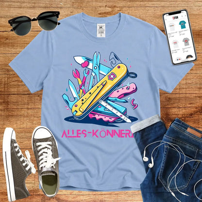 T-Shirt in Sky Blue mit Schweizer-Messer-Design in Pink und Blau mit Schriftzug „ALLES-KÖNNERIN“