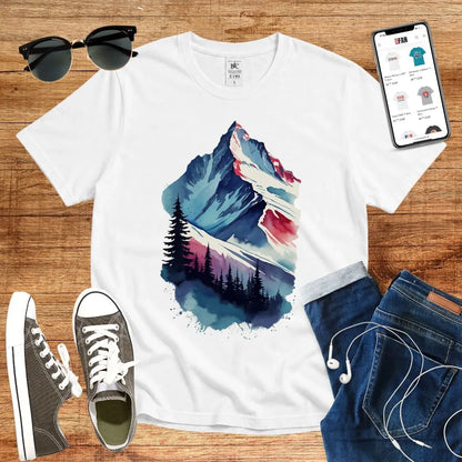 T-Shirt in White mit Wasserfarben-Bergmotiv mit Tannenbäumen im Vordergrund