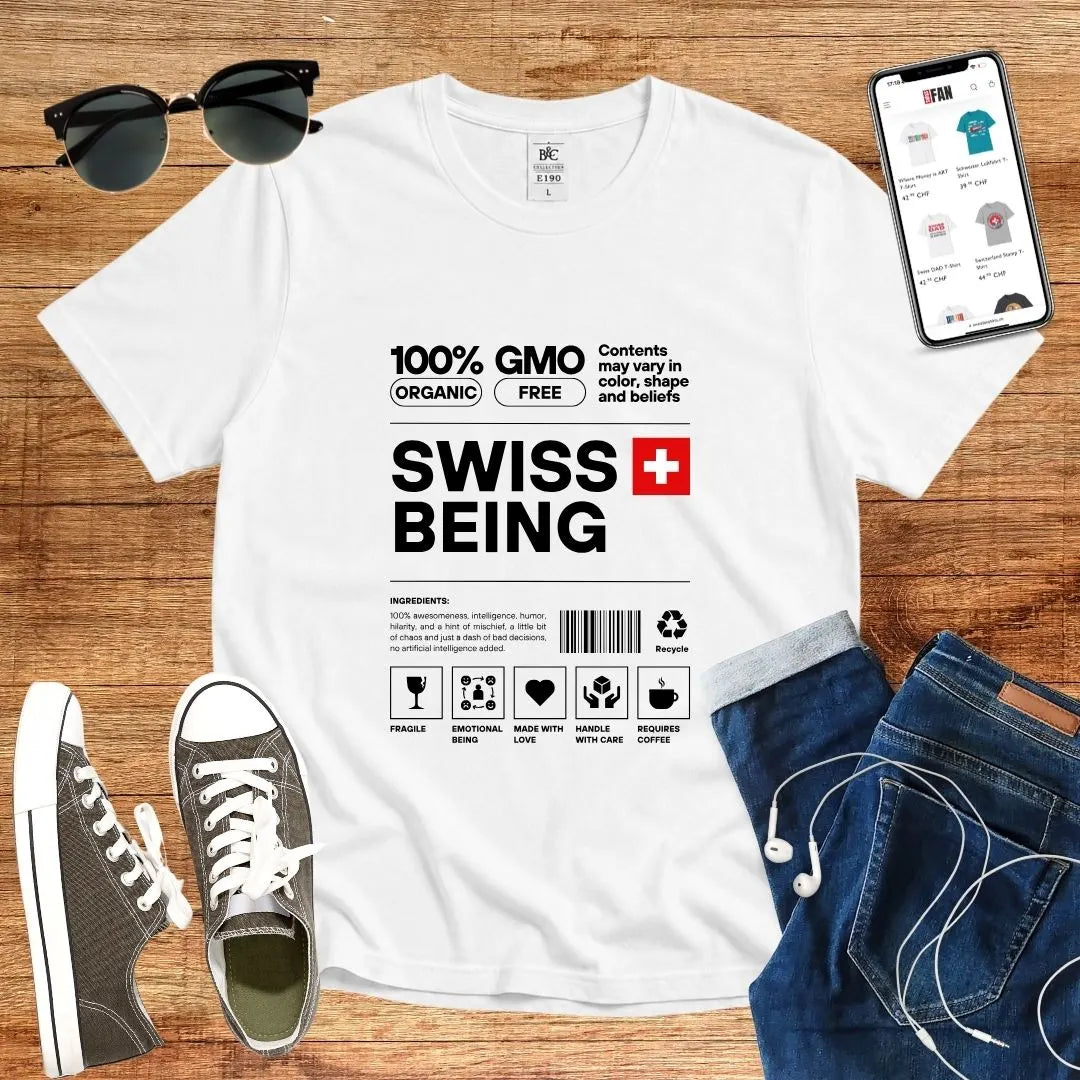 T-Shirt in White mit Schlichtes Design mit schwarzem Text und Schweizer Flagge mit Schriftzug „SWISS BEING“