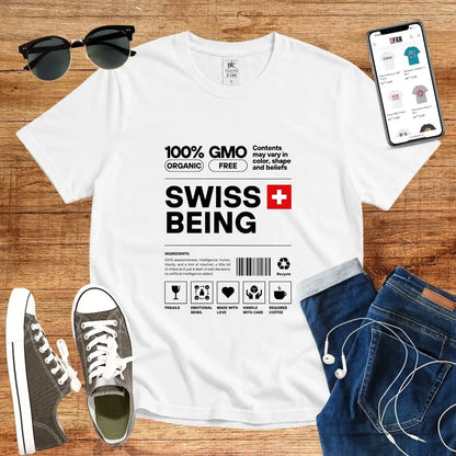 T-Shirt in White mit Schlichtes Design mit schwarzem Text und Schweizer Flagge mit Schriftzug „SWISS BEING“
