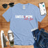 T-Shirt in Sky Blue mit Schriftzug „in Rot“ und Rosa mit Schriftzug „SWISS MOM with LOVE“