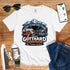 T-Shirt in White mit Illustration von Gotthard-Tunnel mit Autos und Bergen, Schriftzug „Official Gotthard Survivor“