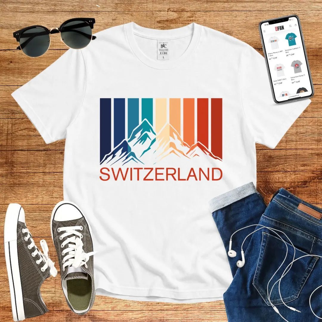 T-Shirt in White mit Buntes Bergdesign mit vertikalen Streifen und Schriftzug „SWITZERLAND“