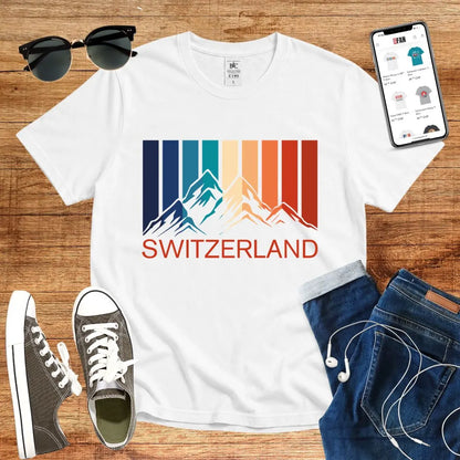 T-Shirt in White mit Buntes Bergdesign mit vertikalen Streifen und Schriftzug „SWITZERLAND“