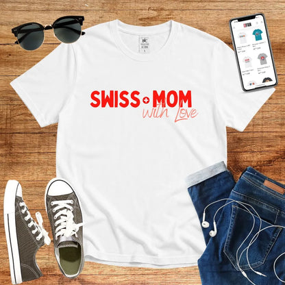 T-Shirt in White mit Schriftzug „in Rot“ und Rosa mit Schriftzug „SWISS MOM with LOVE“
