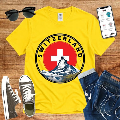 T-Shirt in Solar Yellow mit Rundes Design mit Matterhorn und Schweizer Kreuz mit Schriftzug „SWITZERLAND“
