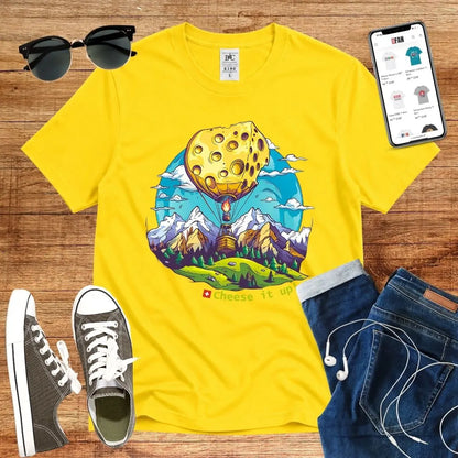 T-Shirt in Solar Yellow mit Buntes Berg- und Heißluftballon-Design mit Schriftzug „Cheese it up“