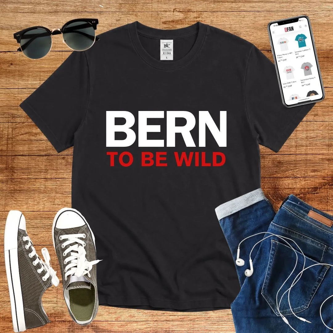 T-Shirt in Black mit Klassisches Design mit schwarzem und rotem Schriftzug „BERN TO BE WILD“