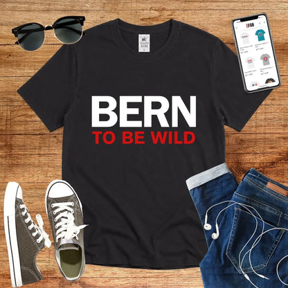 T-Shirt in Black mit Klassisches Design mit schwarzem und rotem Schriftzug „BERN TO BE WILD“