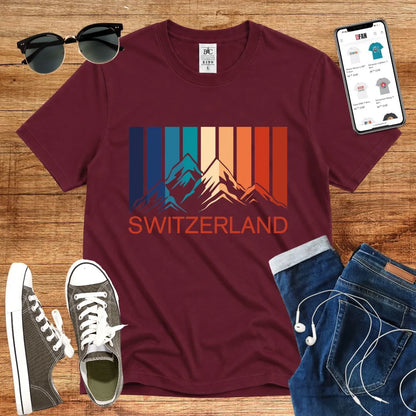 T-Shirt in Burgundy mit Buntes Bergdesign mit vertikalen Streifen und Schriftzug „SWITZERLAND“