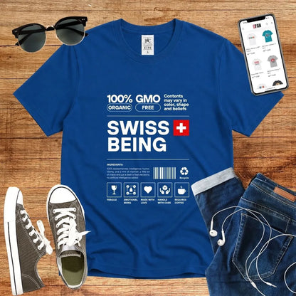 T-Shirt in Royal Blue mit Schlichtes Design mit schwarzem Text und Schweizer Flagge mit Schriftzug „SWISS BEING“