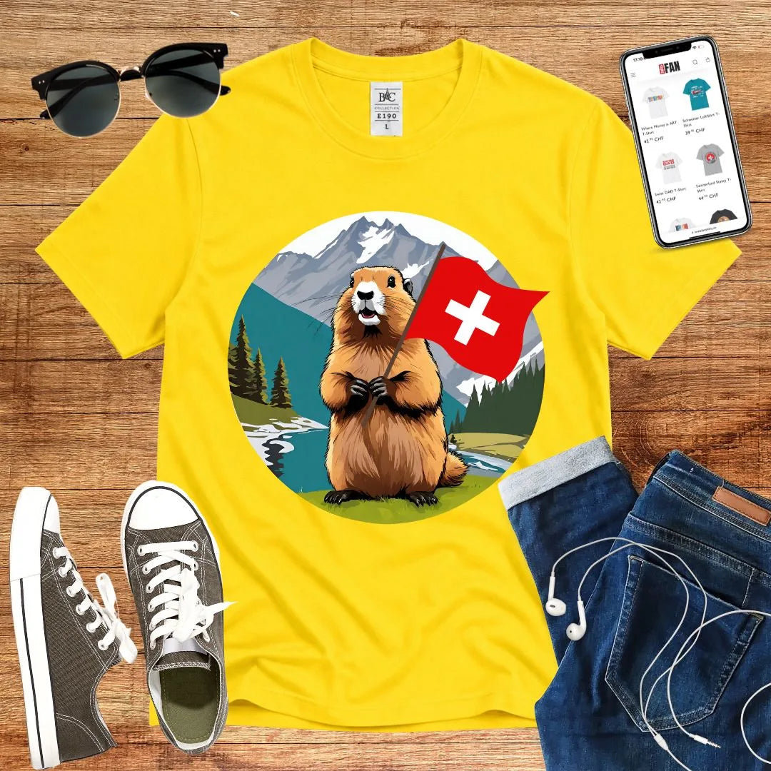 T-Shirt in Solar Yellow mit Silhouettenartiges Murmeltier mit Schweizer Flagge vor Bergkulisse
