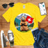 T-Shirt in Solar Yellow mit Silhouettenartiges Murmeltier mit Schweizer Flagge vor Bergkulisse