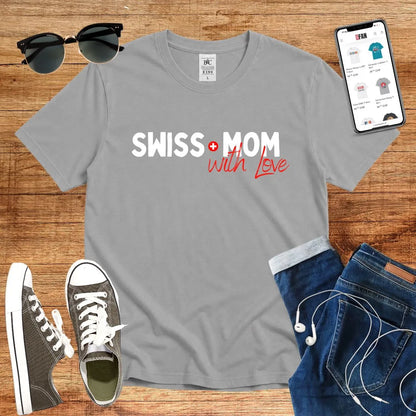 T-Shirt in Sport Grey mit Schriftzug „in Rot“ und Rosa mit Schriftzug „SWISS MOM with LOVE“