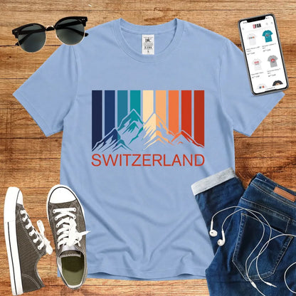 T-Shirt in Sky Blue mit Buntes Bergdesign mit vertikalen Streifen und Schriftzug „SWITZERLAND“