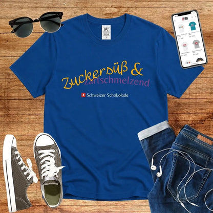 T-Shirt in Royal Blue mit Zuckersüß &amp; zartschmelzend mit Schriftzug Zuckersüß &amp; Zartschmelzend Schweizer Schokolade