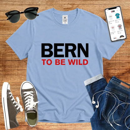 T-Shirt in Sky Blue mit Klassisches Design mit schwarzem und rotem Schriftzug „BERN TO BE WILD“