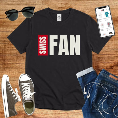 T-Shirt in Black mit Kontrastreiches Design in Schwarz und Rot mit Schriftzug „SWISS FAN“