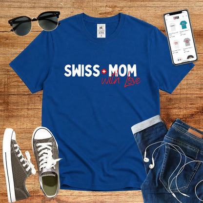T-Shirt in Royal Blue mit Schriftzug „in Rot“ und Rosa mit Schriftzug „SWISS MOM with LOVE“