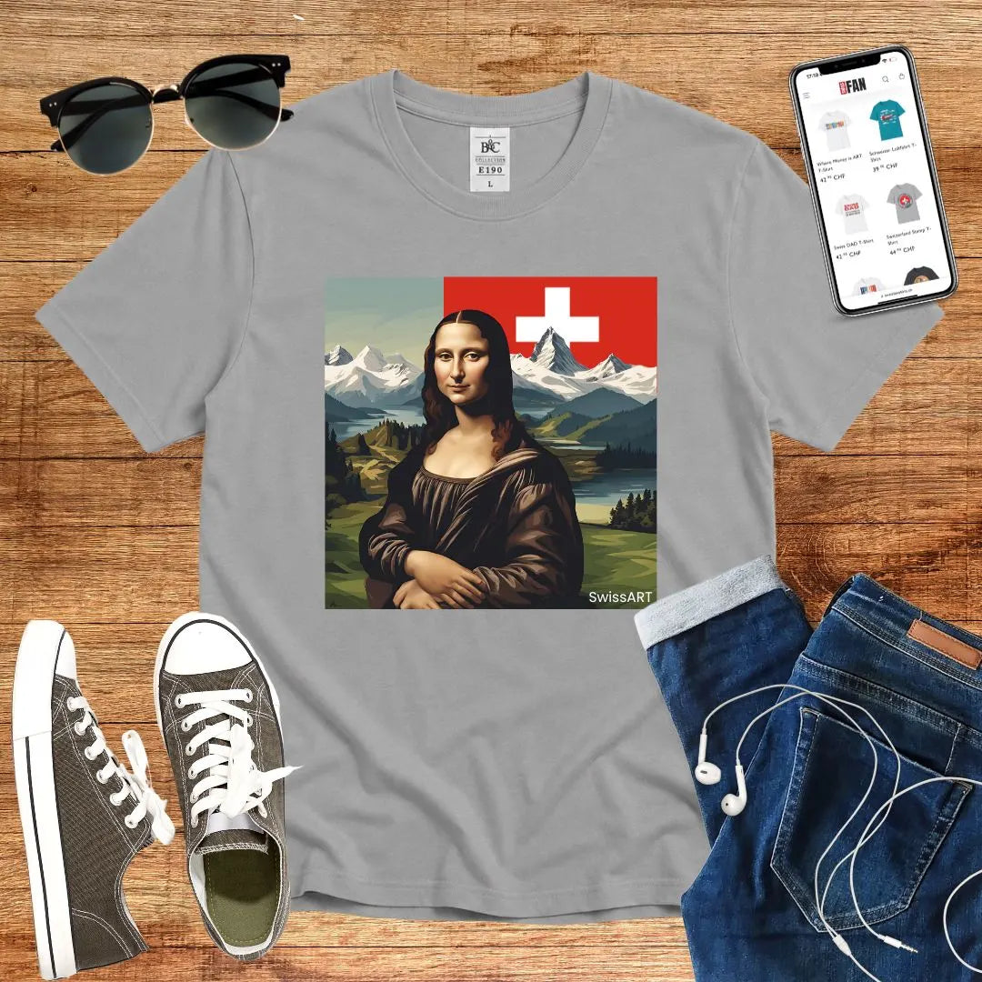T-Shirt in Sport Grey mit Mona-Lisa-Druck vor Schweizer Berglandschaft mit Schriftzug „SwissART“