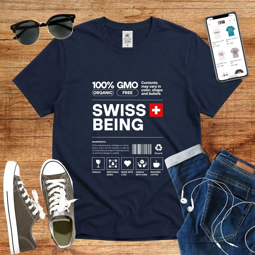 T-Shirt in Navy mit Schlichtes Design mit schwarzem Text und Schweizer Flagge mit Schriftzug „SWISS BEING“
