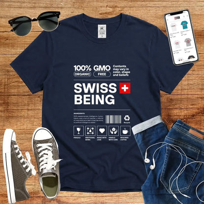 T-Shirt in Navy mit Schlichtes Design mit schwarzem Text und Schweizer Flagge mit Schriftzug „SWISS BEING“