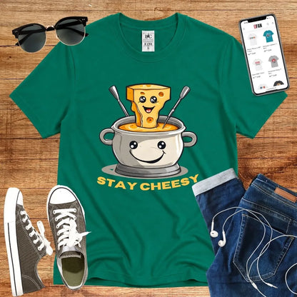 T-Shirt in Kelly Green mit Fröhliches Fondue-Design mit lächelndem Topf und Schriftzug „STAY CHEESY“
