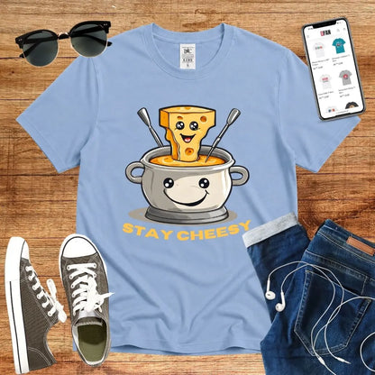 T-Shirt in Sky Blue mit Fröhliches Fondue-Design mit lächelndem Topf und Schriftzug „STAY CHEESY“